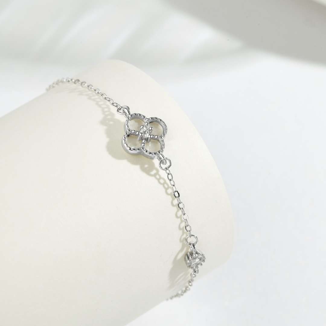 [Regalia jewelry]Delicate Four Leaf Clover Bracelet