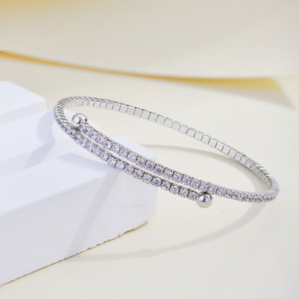 [Regalia jewelry]Row of Diamonds Round Fashion Bracelet