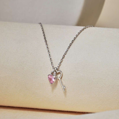 [Regalia jewelry]Unique Heart Shape Key Pendent Necklace