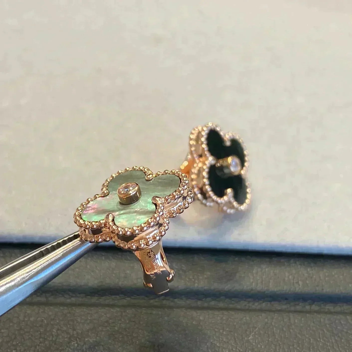 [Regalia jewelry]CLOVER MEDIUM 1 MOTIFS GRAY MOP  DIAMOND EARRINGS