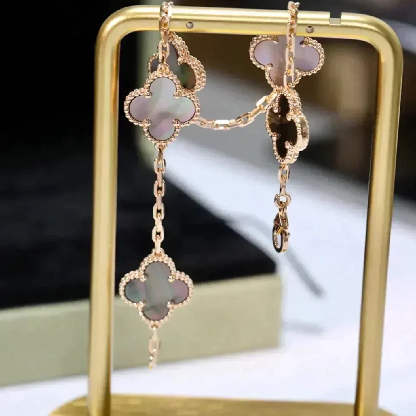 [Regalia jewelry]CLOVER 5 MOTIF GRAY MOP  BRACELET