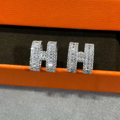 [Regalia jewelry]H STUD EARRINGS WITH SILVER DIAMONDS