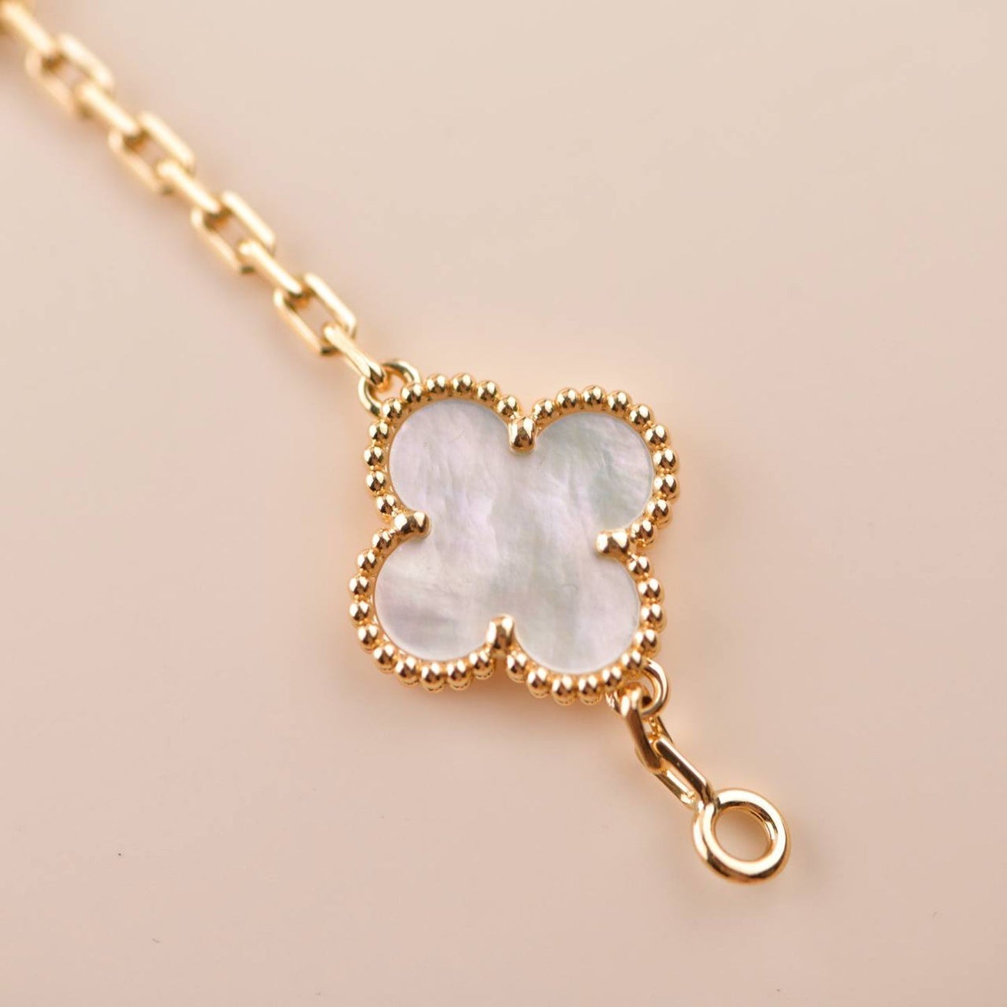 [Regalia jewelry]CLOVER  5 MOTIF WHITE MOP BRACELET