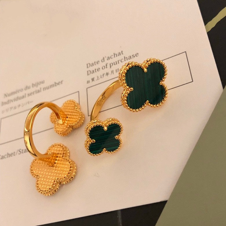 [Regalia jewelry]CLOVER BETWEEN THE FINGER RING