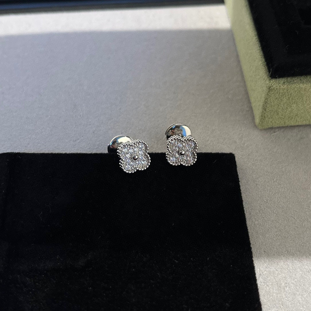 [Regalia jewelry]CLOVER MINI DIAMOND STUD EARRINGS